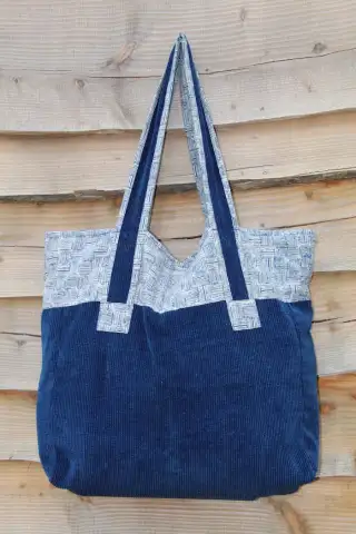 Participantes cousant lors d'un stage thématique à l'Atelier des Cousettes